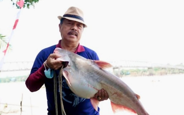 Wakil Bupati Sanggau, Drs.Yohanes Ontot M.Si membuka acara mancing mania di Desa Semuntai, Kecamatan Mukok. (BorneoTribun/Diskominfo)