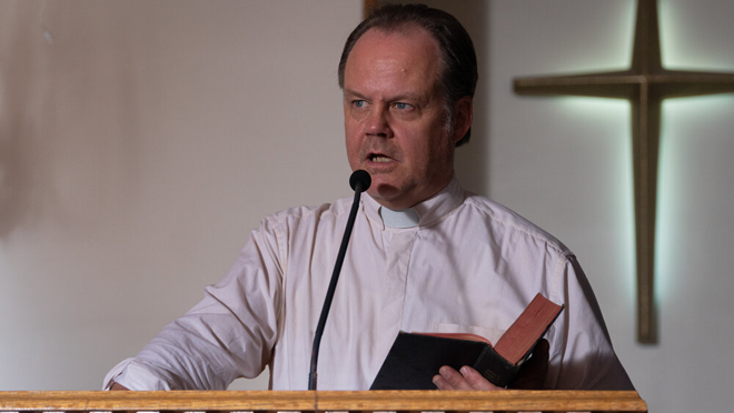 Larry Fessenden dando el sermón