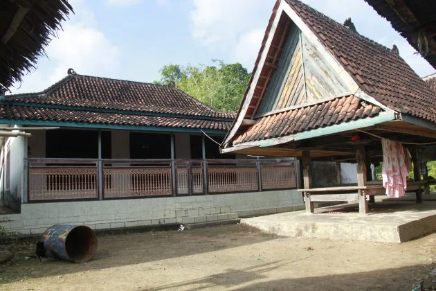 Rumah Adat Dhurung