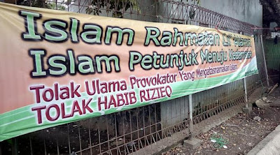 Spanduk Penolakan Terhadap Habib Rizieq