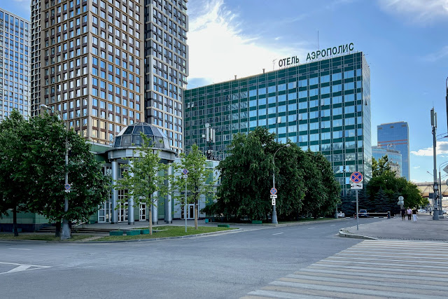 Ленинградский проспект, строящийся жилой комплекс Prime Park, бывший торговый центр «Палладиум», гостиница «Аэрополис»
