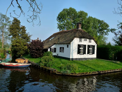 The canals are only about 1m deep and were dug out to transport peat, the digging of which resulted in many ponds and shallow lakes, called ‘Wieden’. Many houses have been built on islands and are only reachable over wooden bridges.