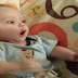 Bebê fica doidão quando vê um controle remoto pela primeira vez