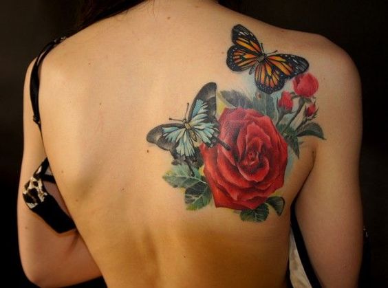 Borboletas com a rosa vermelha o projeto da tatuagem