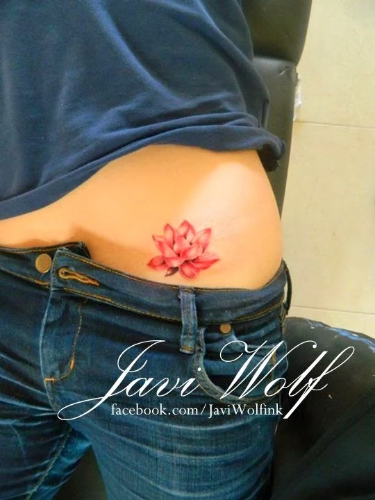 chica con tatuaje de flor de loto