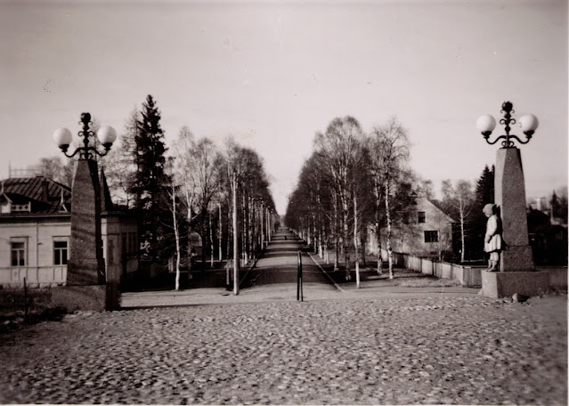Kirkkokatu eli entinen Nikolainkatu oli lapsuuteni maisemaa. Tämän kuvan otti isäni luterilaisen kirkon portailla ollessani  noin viisivuotias. Kuvanottotilanteen muistan hyvin. Oli aurinkoinen alkukevöään päivä. Kuvassa vasemmalla Tarman kaunis talo, jonka nurkkatornia muistan ihailleeni. - Kuva Otto Palviainen. T.H:n kotiarkisto..