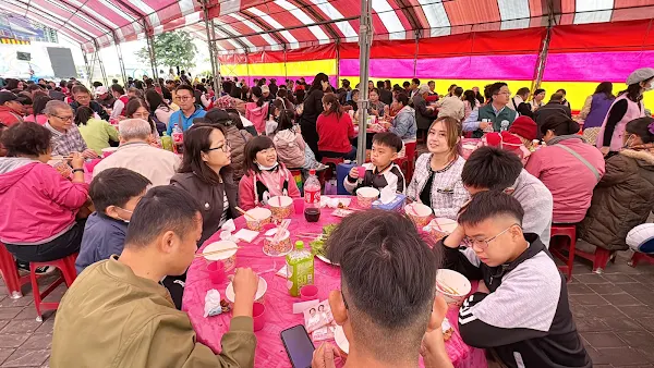 ▲活動餐點均由居住在彰化縣內的新住民美食店家提供，桌上的菜色更是新住民朋友們心心念念的家鄉味。（記者林明佑攝）