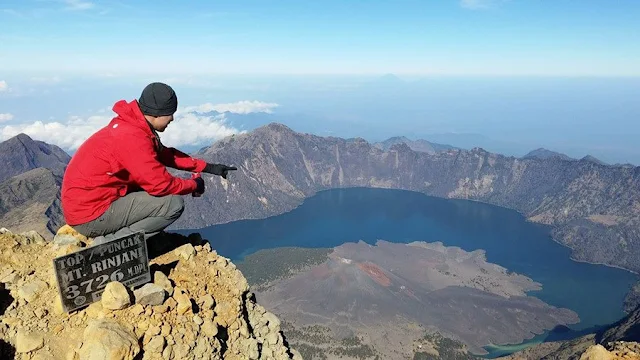 Temukan sensasi Petualangan Mendaki Gunung Rinjani, petualangan seumur hidup di Indonesia. Jelajahi lanskap yang memukau dan dapatkan jawaban atas pertanyaan umum mengenai perjalanan luar biasa ini