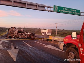  [GALERIA] Muere calcinado chofer de tráiler tras accidente en la 45 sur