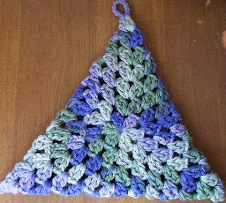 http://translate.googleusercontent.com/translate_c?depth=1&hl=es&rurl=translate.google.es&sl=en&tl=es&u=http://qualitycrochet4fun.blogspot.com.es/2011/02/quick-crochet-triangle-hot-pad-tutorial.html&usg=ALkJrhiFJic59l1fygnxOTevKsbW_lE_BA