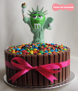 Tarta de chocolate y frambuesa con emanems y kitkat con la estatua de la libertad de M&M's World New York