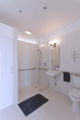White-Design-Bathroom-PerFORM[D]ance-House