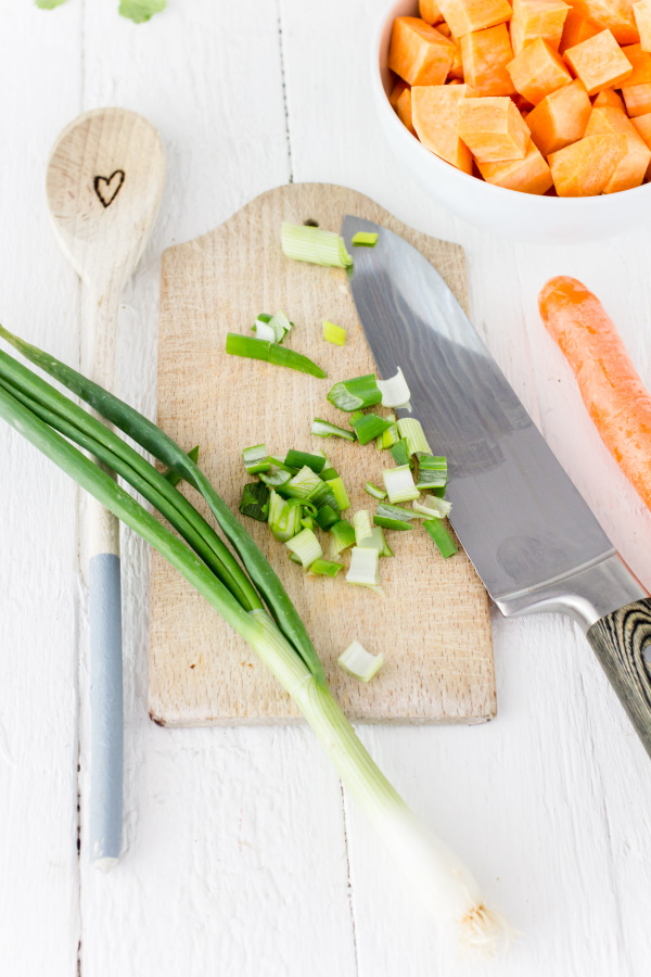 Schnippeln für Vegetarisches Süßkartoffelcurry mit fruchtiger Mango und Cashewkernen