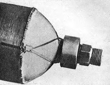 Алюминиевый баллон с оплеткой стальной проволоки. Толщина его стенок —  3¹/₄ мм. Баллон выдерживает давление газа в 200 атмосфер.