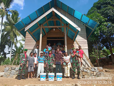 Satgas Yonif Kabaresi Gelar Bakti Sosial Cat Gedung Gereja Tetewang