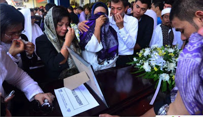 Kumpulan Foto Isak Tangis Keluarga Saat Penyerahaan Jenazah Korban Sukhoi [ www.BlogApaAja.com ]