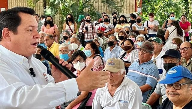 Huacho” Díaz Mena entrega tarjetas a nuevos derechohabientes adultos mayores