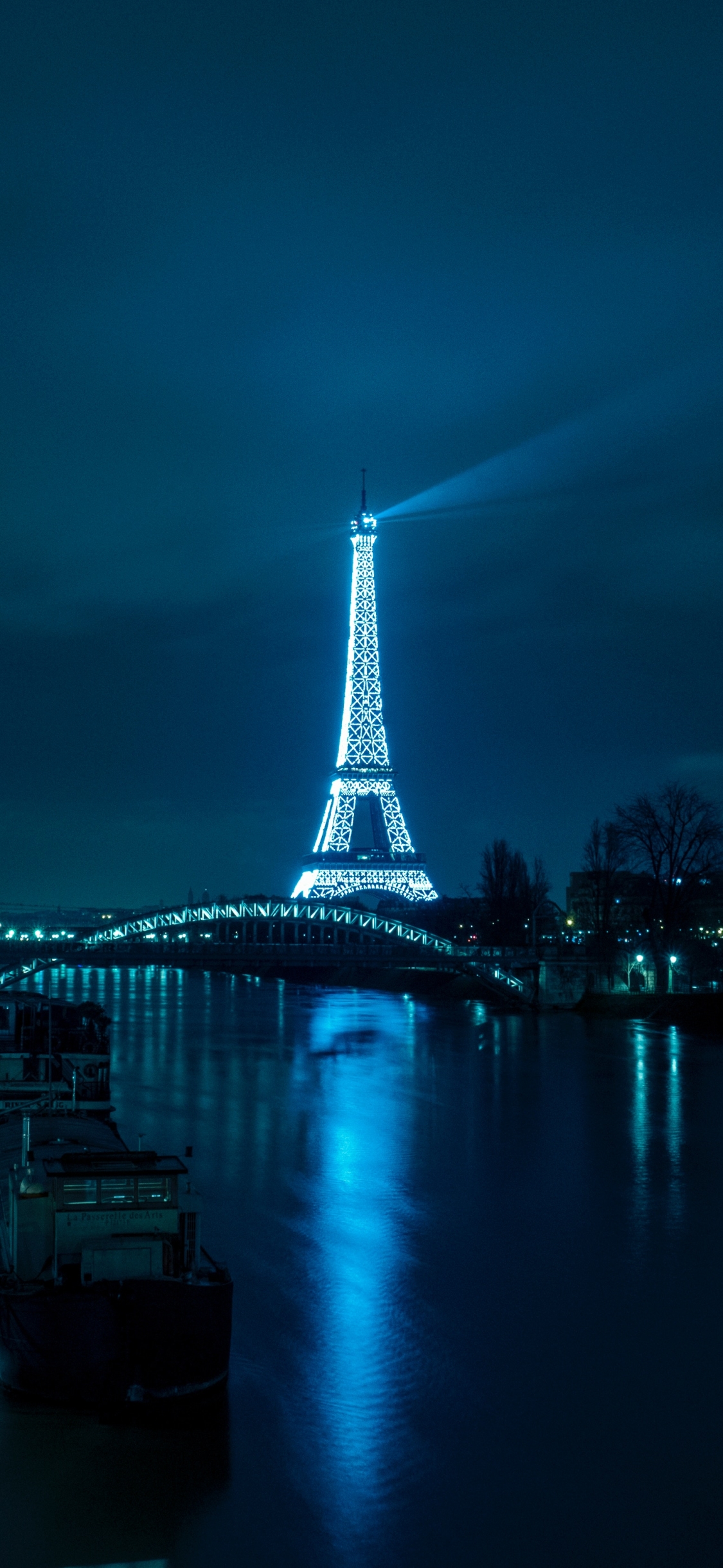 Paris Eiffel Tower Lighting Lake Mobile Wallpaper - HD Mobile Walls