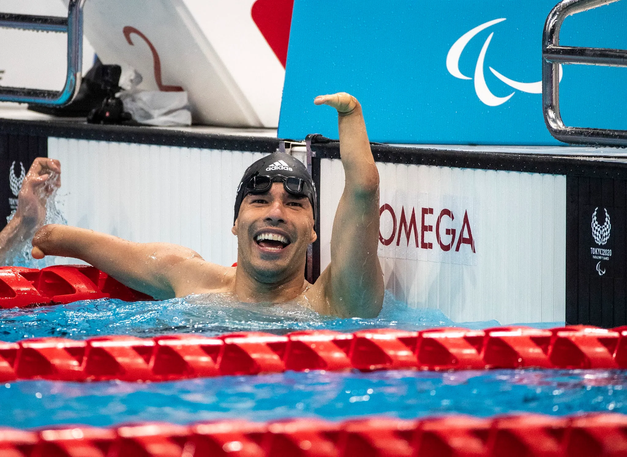 Daniel Dias ergue o punho em comemoração após um bronze em Tóquio