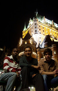 Los amigos con el Chateau Frontenac de fondo