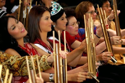 Seni angklung, DPRD, Bupati, Gubernur, Walikota, Perda, Jawa Barat, Seni Sunda, Angklung Sunda, UNESCO, ngamen, ngamen di jalan, seniman Sunda