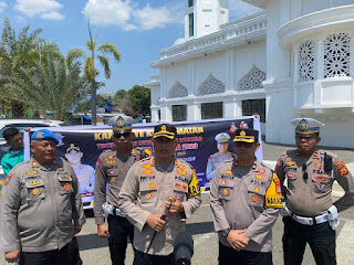 Kasat Lantas Polres Wajo Dampingi Kapolres Bagi bagi Helm Ke Pengendara