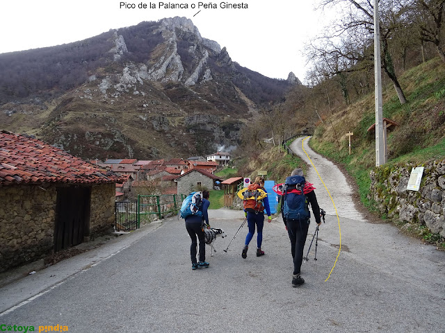 Iniciando la ruta en el barrio de Cucayo de Dobres