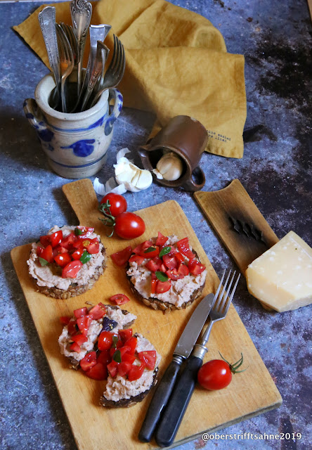 Bruschetta mit Bohnen und Tomaten