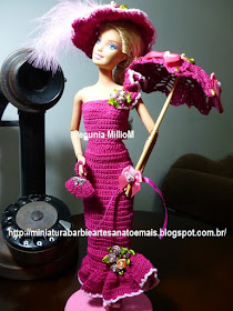 Roupa de Época de Crochê Para Bonecas Barbie Com Sombrinha Aberta e Chapéu Com Penas Por Pecunia MillioM 1