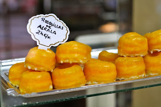 Detalle de las famosas rosquillas de Alcalá