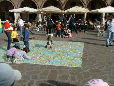 Foto di alcuni bambini che giocano ai tappi