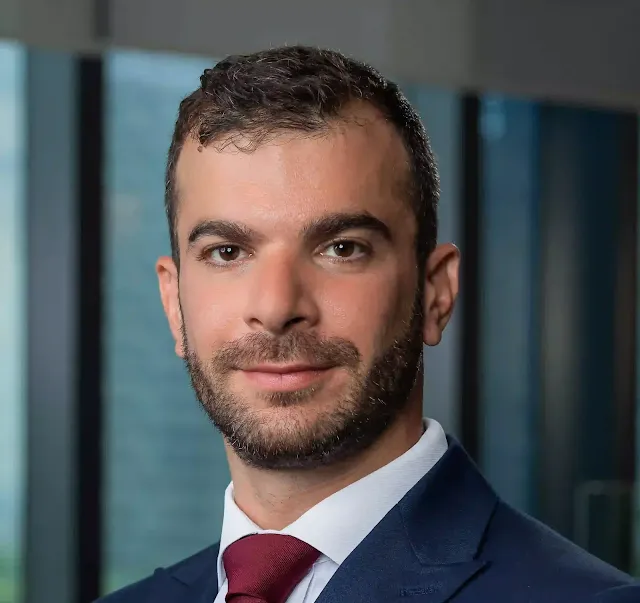 سوق العقارات في المملكة المتحدة تشهد نمواً قوياً وتمنح المستثمرين آفاقاً مميزة لتوسيع محافظهم وتحقيق إيرادات كبيرة  بقلم آدم ديميتريو، مدير مجموعة بيركلي في الشرق الأوسط وأفريقيا والهند تشتهر سوق العقارات في المملكة المتحدة بالاستقرار وإتاحة إمكانات كبيرة للنمو، ما يجعلها اليوم وجهة رائدة للمستثمرين الدوليين الباحثين عن فرص استثمارية مميزة. ودفع ذلك مجموعة بيركلي إلى التركيز على تحقيق أهدافها طويلة الأمد في منطقة دول مجلس التعاون الخليجي، والمتمثلة بتسهيل دخول المستثمرين من هذه المنطقة إلى سوق العقارات في المملكة المتحدة. وتتجاوز الرؤية الاستراتيجية للمجموعة مجرد تحقيق المكاسب الفورية، ولا سيما مع التزامها بإرساء مجتمعات مستدامة تواكب التوجهات المتغيرة لمستثمري دول منطقة الخليج. التوجه إلى سوق المملكة المتحدة: تحليلات من منظور المشترين في منطقة الخليج شهدت سوق دول مجلس التعاون الخليجي مؤخراً ارتفاعاً ملحوظاً في مستويات الاهتمام بشراء العقارات في المملكة المتحدة. وسلط مارك فون جروندهير، مدير شركة بينهامن آند ريفز، الضوء على هذا المسار التصاعدي في معدلات الطلب، وبالأخص في قطاع سوق العقارات الفاخرة الذي تتجاوز قيمته 3 مليون جنيه إسترليني. ويتماشى هذا الاهتمام المتزايد مع الاتجاه العام للسوق، ويعكس مرونة سوق العقارات في المملكة المتحدة وقدرتها على جذب مستثمري دول مجلس التعاون الخليجي.  وأشار ويل ماكينتوش، المدير الأول لشركة جونز لانغ لاسال ورئيس قسم الوحدات السكنية والاستثمار لدى الشركة في الشرق الأوسط وشمال أفريقيا، إلى الاعتقاد المشترك بين المستثمرين بأن شراء العقارات على المخطط ينطوي على مزايا استراتيجية عديدة. ويتوقع المستثمرون تحقيق أرباح بالعملة الأجنبية في عمليات شراء العقارات على المخطط، كما يتوقعون تصحيح أسعار الفائدة لدى حلول موعد التسليم، مما يعزز فرص تحقيق المكاسب. وتساهم هذه العوامل مجتمعة في تعزيز جاذبية الاستثمارات العقارية في المملكة المتحدة أمام مستثمري دول مجلس التعاون الخليجي. محفزات المشترين من منطقة الخليج: استعراض مزايا سوق العقارات في المملكة المتحدة تتعدد الأسباب التي تعزز قدرة سوق العقارات في المملكة المتحدة على جذب المستثمرين من منطقة الخليج، حيث من المتوقع ارتفاع القيمة طويلة الأمد في السوق وتوافر فرص تمويل جذابة. كما يساهم انخفاض قيمة الجنيه الإسترليني مقابل العملات الرئيسية، من بينها الدرهم الإماراتي، في تعزيز جاذبية الاستثمارات العقارية في المملكة المتحدة2، ولا سيما بعد انخفاض الجنيه الإسترليني مؤخراً إلى أدنى مستوياته منذ نحو 40 عاماً1 مقابل الدولار الأمريكي. وتتيح هذه الميزة للمستثمرين الأجانب زيادة قيمة استثماراتهم وبالتالي رفع قيمة العائدات المحتملة. وما زالت فرصة الاستفادة من الوضع الحالي للجنيه الإسترليني متاحة أمام المستثمرين، كما يحظى مستثمرو منطقة دول مجلس التعاون الخليجي بالقدرة على الاستفادة من الوضع الحالي للسوق. ارتفاع الطلب من سوق دول مجلس التعاون الخليجي: منظور إحصائي تم تصنيف المملكة العربية السعودية ودولة الإمارات في عام 2022 ضمن قائمة أكثر 10 دول من خارج الاتحاد الأوروبي من حيث عدد طلابها الدوليين الذين يدرسون في المملكة المتحدة3. ويعكس هذا الارتباط في مجال التعليم علاقة ثنائية قوية، ويزيد من جاذبية الاستثمارات العقارية في المملكة المتحدة أمام مستثمري دول مجلس التعاون الخليجي. كما من المتوقع أن يضخ المستثمرون من الشرق الأوسط 3.2 مليار دولار أمريكي في سوق العقارات بالمملكة المتحدة خلال عام 2024. ويعود هذا التدفق الكبير لرأس المال إلى توافر مزيد من العروض العقارية معقولة التكلفة في السوق فضلاً عن الاهتمام المتزايد بفئة السكن الطلابي4. وتبرز سوق العقارات في المملكة المتحدة بصفته وسيلة مميزة لتحقيق الاستقرار المالي وجني مكاسب طويلة الأمد، تزامناً مع سعي مستثمري دول مجلس التعاون الخليجي لتنويع محافظهم الاستثمارية. التزام مجموعة بيركلي ببناء شراكات مثمرة يساهم التزام مجموعة بيركلي بعمليات البناء المستدامة وضمان قدرات الأداء طويل الأمد بتعزيز دورها بصفتها شريكاً بارزاً لمستثمري دول مجلس التعاون الخليجي الذين يدخلون سوق العقارات في المملكة المتحدة. وتواكب المجموعة التوجهات المتغيرة للمستثمرين الراغبين بجني المكاسب المالية وترك أثر إيجابي على المجتمع والبيئة، حيث تركز المجموعة على إنشاء مجتمعات غنية بالغطاء النباتي وقائمة على استراتيجية صناعة المكان الشاملة.  ويعكس النهج الاستراتيجي لمجموعة بيركلي تطلعات مستثمري دول مجلس التعاون الخليجي، الذين يدركون القيمة الحقيقة للاستثمارات طويلة الأمد المتوافقة مع جهود التنمية المستدامة. ويخطط الطرفان لعقد شراكات مثمرة، ما يتيح لمستثمري دول مجلس التعاون الخليجي الاستثمار بثقة في سوق العقارات بالمملكة المتحدة والاستفادة من خبرة المجموعة والتزامها بتحقيق التميز. الاستفادة القصوى من إمكانات سوق العقارات بالمملكة المتحدة تشكل سوق العقارات في المملكة المتحدة وجهة مميزة تجذب مستثمري دول مجلس التعاون الخليجي الباحثين عن تحقيق العوائد المستقرة والنمو طويل الأمد والأمان المالي. وتوفر مجموعة من العوامل حافزاً إضافياً لمستثمري دول مجلس التعاون الخليجي لتنويع محافظهم من خلال عمليات الاستحواذ على العقارات في المملكة المتحدة. ويؤكد التزام مجموعة بيركلي بإمكانات أداء الاستثمار طويل الأمد دورها المحوري كشريك مثالي لمستثمري دول مجلس التعاون الخليجي. ويمكن لكلا الطرفين مزاولة الأعمال في مشهد العقارات الحيوي في المملكة المتحدة بثقة من خلال التعاون الاستراتيجي والرؤية المشتركة، مما يتيح للجميع الاستفادة من الإمكانات الكاملة لواحد من أقوى أسواق العقارات في العالم. وتضمن سوق العقارات في المملكة المتحدة فرصة واعدة للمستثمرين الذين يسعون إلى تحقيق الازدهار المالي وترك أثر إيجابي على المجتمع.  وتعتزم مجموعة بيركلي المشاركة في معرض سيتي سكيب العالمي 2023 في المملكة العربية السعودية في إطار جهودها الاستراتيجية لتعزيز حضورها في السعودية. ويستعد المعرض لاستقبال 150 ألف زائر و350 جهة عارضة محلية وعالمية، ما يجلعه أحد أبرز الفعاليات العقارية العالمية، حيث يسلط الضوء على الممتلكات والمجتمعات وأسلوب الحياة، ويتمحور حول مجلس الابتكار. كما تقدم مجموعة بيركلي عدداً من المشاريع في جميع أنحاء لندن والمقاطعات الرئيسية وبرمنغهام في جناح المملكة المتحدة ضمن مركز الرياض الدولي للمؤتمرات والمعارض من 10 إلى 13 سبتمبر المقبل. وتمنح هذه المشاركة مجموعة بيركلي منصة لتعزيز شراكاتها الحالية وبناء علاقات جديدة في جميع أنحاء المملكة العربية السعودية والمنطقة عموماً.