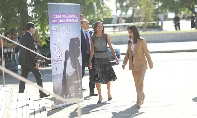 Queen Letizia wore a Franca stretch cotton dress by Hugo Boss. Nuevo Hogar Betania CEO, Begona Arana