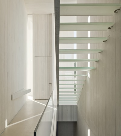 casa-escalera-vidrio