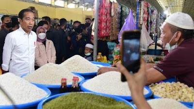 Tinjau Pasar Tramo, Presiden Cek Harga Kebutuhan Pokok dan Beli Cabai