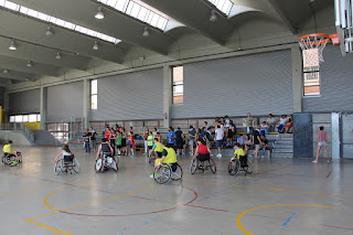Los equipos de baloncesto de paúles aprenden sobre el deporte para discapacitados