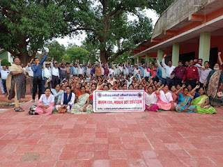 नरहरपुर मे विभिन्न विभागों के अधिकारी कर्मचारी  आयोजित स्थल पर पांच दिवसीय हड़ताल में हुए शामिल