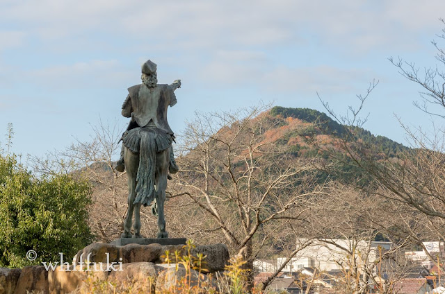 尼子経久の銅像と三笠山