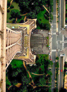 http://stunningsnips.blogspot.com/2013/12/awesome-view-from-top-of-eiffel-tower.html