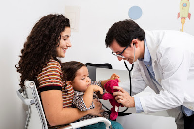 Doctor atendiendo a un bebe