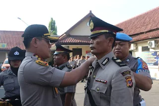 Kapolres Cirebon Kota Pimpin Upacara Sertijab Kapolsek lemahwungkuk 