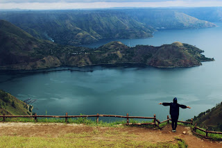 Danau Toba di pandang dari Taman Simalem