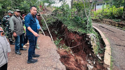 Bey Machmudin Tinjau Bencana Pergerakan Tanah di Bandung Barat 