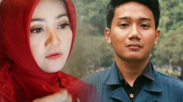 Duduk di Sebelah Ibu Mertua, Atalia Menangis Sesenggukan Saat Ridwan Kamil Perlihatkan Jasad Eril via Video Call