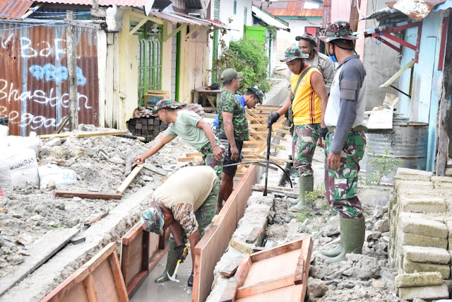 Cuaca Bukan Hambatan Satgas TMMD Kodim Tual Tuntaskan Saluran Drainase di Siwalima.lelemuku.com.jpg