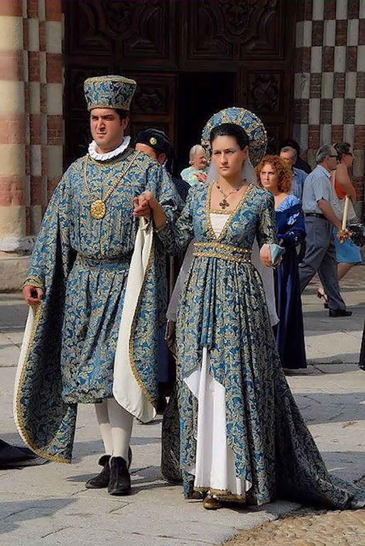 Cortejo histórico em Asti, Itália. Um casal.