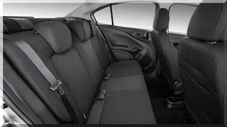 Imagem do espaço interno traseiro do Fiat Cronos 2023, mostrando o conforto e acomodação para três passageiros.