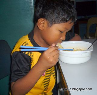 Tentang Aku: Sarapan  Nasi Goreng Vs Maggi Kari Bandung 