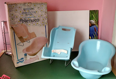 Brinquedo de plástico , Banheira e bebe conforto azul para bonecas, marca Nenuco da Famosa - Espanha - boneca não está inclusa  R$ 90,00