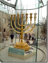 The_Golden_Menorah_replica_in_Jerusalem (1)